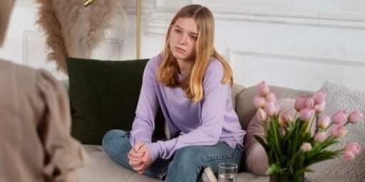 zdjęcie przedstawia nastolatkę z terapeutką podczas sesji